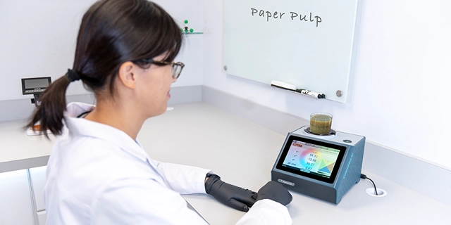 Measuring paper pulp with the ColorFlex L2 spectrophotometer