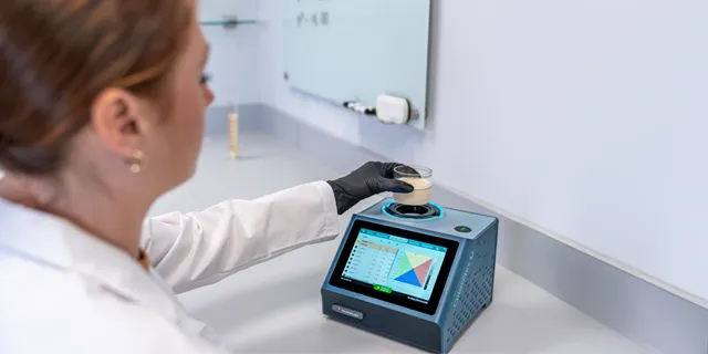 Measuring a plant-based drink in the ColorFlex L2
